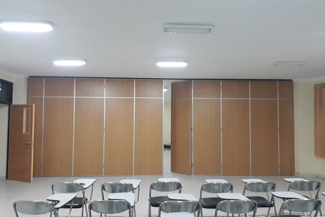 Partisi lipat ruang kelas