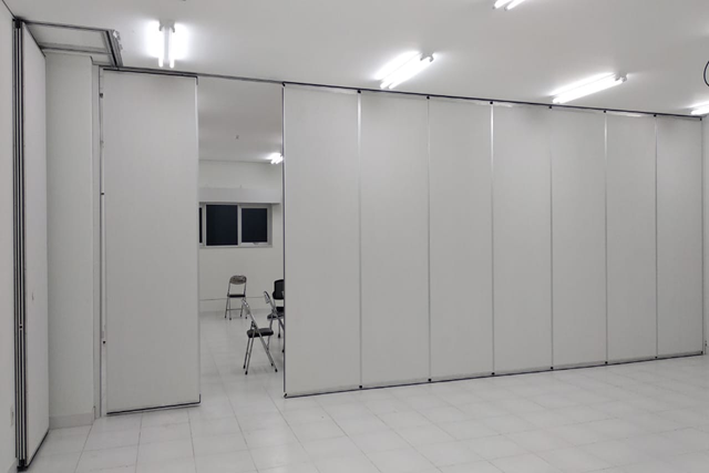 partisi geser ruang kelas